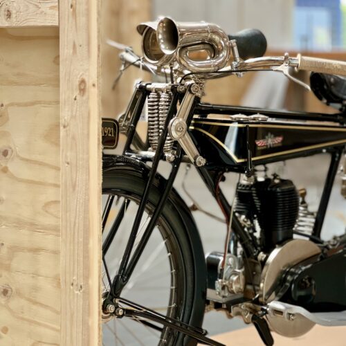 Frontdetaljer af Gnome-Rhone motorcykel fra 1921 under pakning